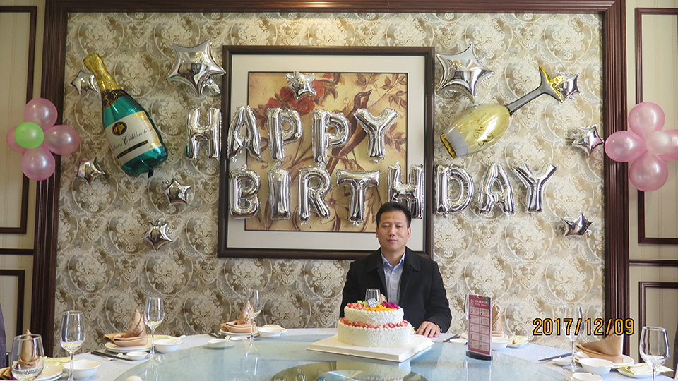 奔明沃全体员工为我们徐总过生日！